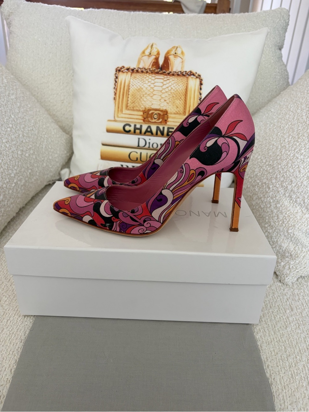 💯 Authentic Manolo Blahnik Paisley Pumps